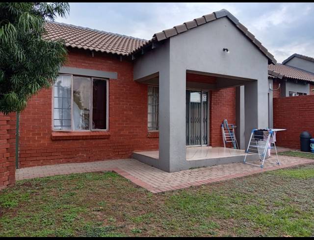 3 BEDROOM TOWNHOUSE FOR SALE IN MONAVONI